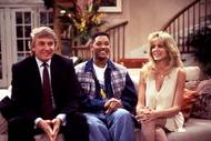 Seriál Fresh Prince, Donald Trump opět proplouvá kulisami luxusního domu. Ten v němž se setká s hlavní postavou série ztvárněné Willem Smithem, chce dokonce koupit. Miliony dolarů přinese jen tak v kufříku. Nakonec ale z koupě sejde, podobně jako z manželství s jeho druhou chotí, herečkou Marlou Mapelsovou, která sedí vpravo.