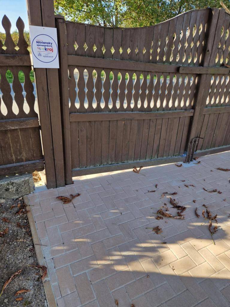 Obec Svodín v rámci projektu zrekonštruoval chodník v oblasti cintorína.