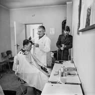 S nástupem na povinnou základní vojenskou službu byl spojen docela potupný rituál stříhání vlasů, o kterém zpívá i písničkář Nohavica. Josef Moucha okomentoval tuto fotografii slovy. "Bude ostříhán, ale nebude se smět vzdálit: spolu s ostatními bude čekat, až dojde na posledního." (Ukázka z knihy Josefa Mouchy Válka za studena).