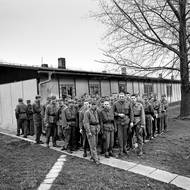 Po měsíci kasárenského drilu odpovídali nováčci na otázku „Co vám chybí nejvíce?“ těmito slovy: děvče (70 %), rodina (60 %), kamarádi /40 %), kultura (15 %). Třetině vojáků se dokonce zasteslo po práci. (Ukázka z knihy Josefa Mouchy Válka za studena).