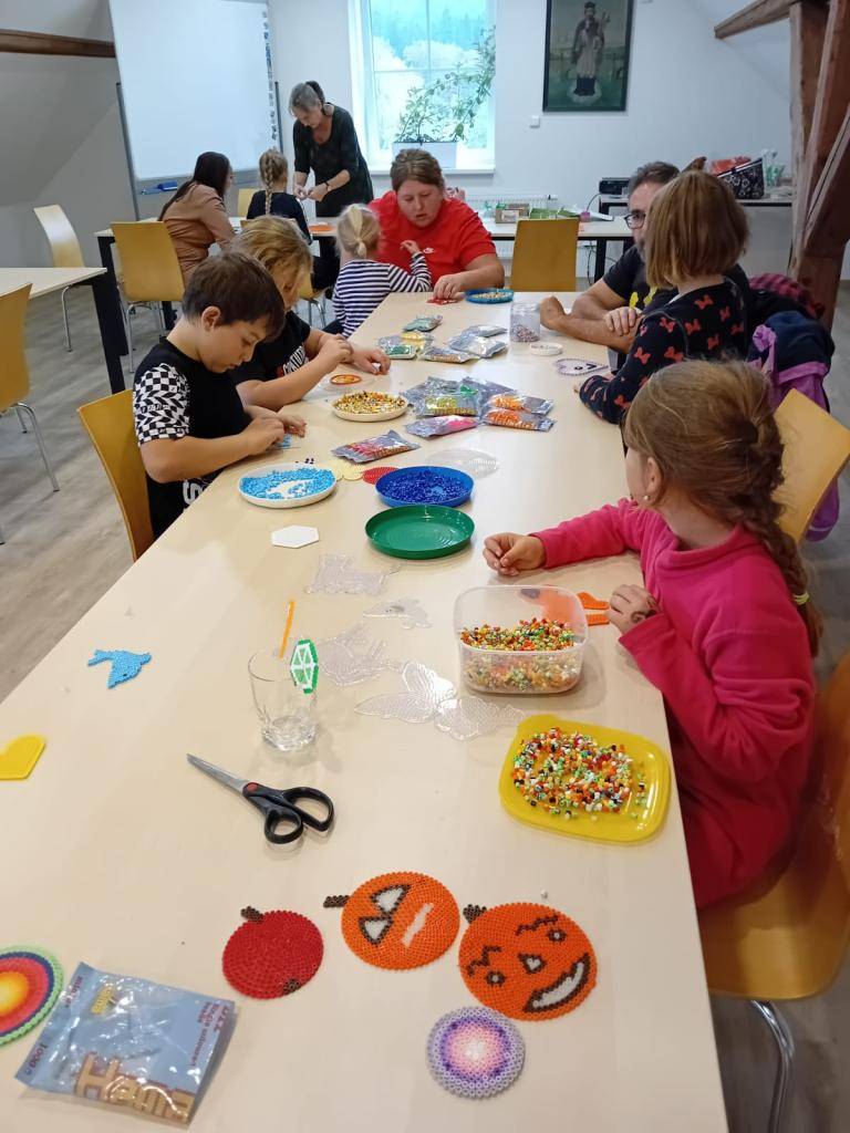 V komunitním centru spolek Babylon uspořádal v letošním roce 2. dílny pro veřejnost, kam mohl přijít kdokoliv bez předchozí registrace. Takto jsou koncipované téměř všechny naše akce.