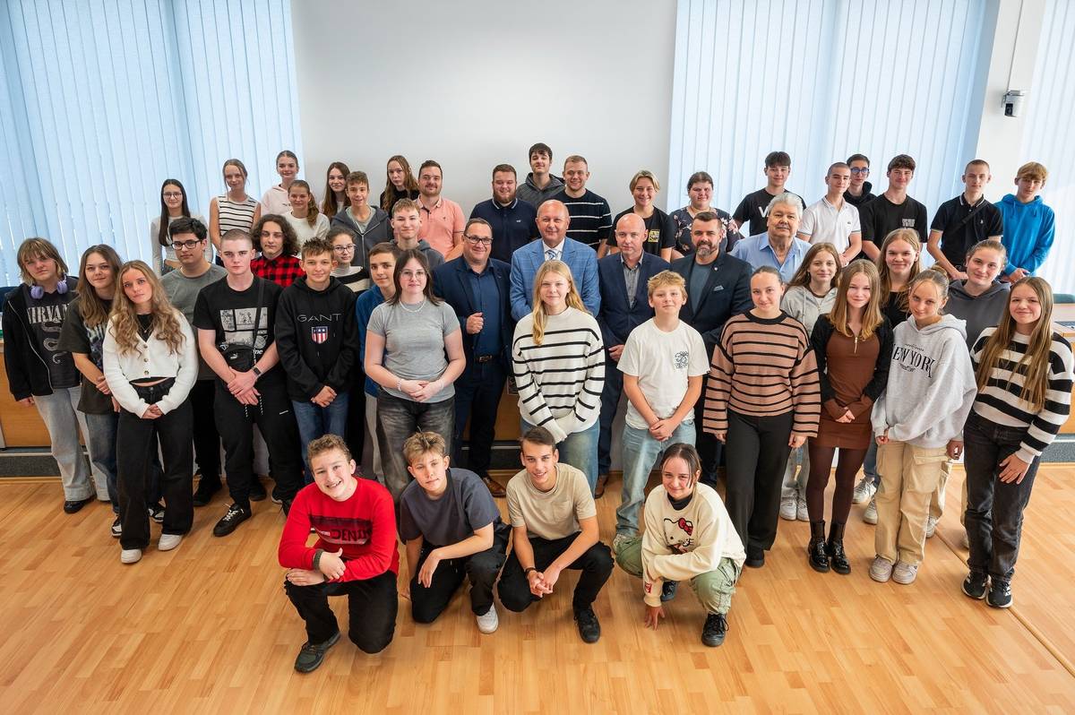 Zastupitelská místnost v nejvyšším patře radnice nejlidnatějšího obvodu Ostravy-Jihu patřila v pondělí a úterý více než třem desítkám žáků 8. a 9. tříd, kteří si vyzkoušely, jaké to je být zastupitelem městského obvodu.  První den patřil přípravě. Debatovalo nejen o pojmech jako je demokracie a svoboda, ale i o tématech, která jsou každodenní součástí života školáků - například bezpečnost v ulicích a dětská hřiště. Program zahájil místostarosta Radim Ivan, který se se školáky pravidelně vídá v rámci Žákovského parlamentu Ostravy-Jihu. Na mládež si během dvoudenní akce postupně našli čas i další zastupitelé městského obvodu, včetně primátora města Jana Dohnala a starosty Martina Bednáře. Samotné zasedání žáků vedl tradičním způsobem místostarosta Otakar Šimík - více zde: https://ovajih.ostrava.cz/cs/o-jihu/aktualne/simulovane-zastupitelstvo-v-ostrave-jihu-budouci-volici-obsadili-radnici-aby-si-sami-vyzkouseli-roli-politiku