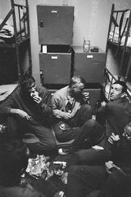 Také Vladimír Birgus, uznávaný pedagog, historik fotografie a fotograf, vzpomíná na své zážitky z vojenské služby v roce 1982. Do té doby byl držitelem modré knížky, která ho osvobozovala od vojenské povinnosti. Birgus mohl fotografovat pouze ve svém volném čase, především večer a o víkendech. Jeho snímky zachycují každodenní život vojáků - společné ubytování v místnosti s patrovými postelemi a sdílené sprchy s omezeným přísunem teplé vody. (Základní vojenská služba, Benešov, 1982).