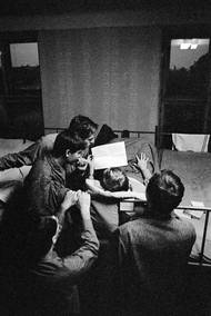 Bez mobilů a bez internetu. Vojáci na vojně měli kontakt s vnějším světem hlavně prostřednictvím dopisů od svých blízkých. (Základní vojenská služba, Benešov, 1982).