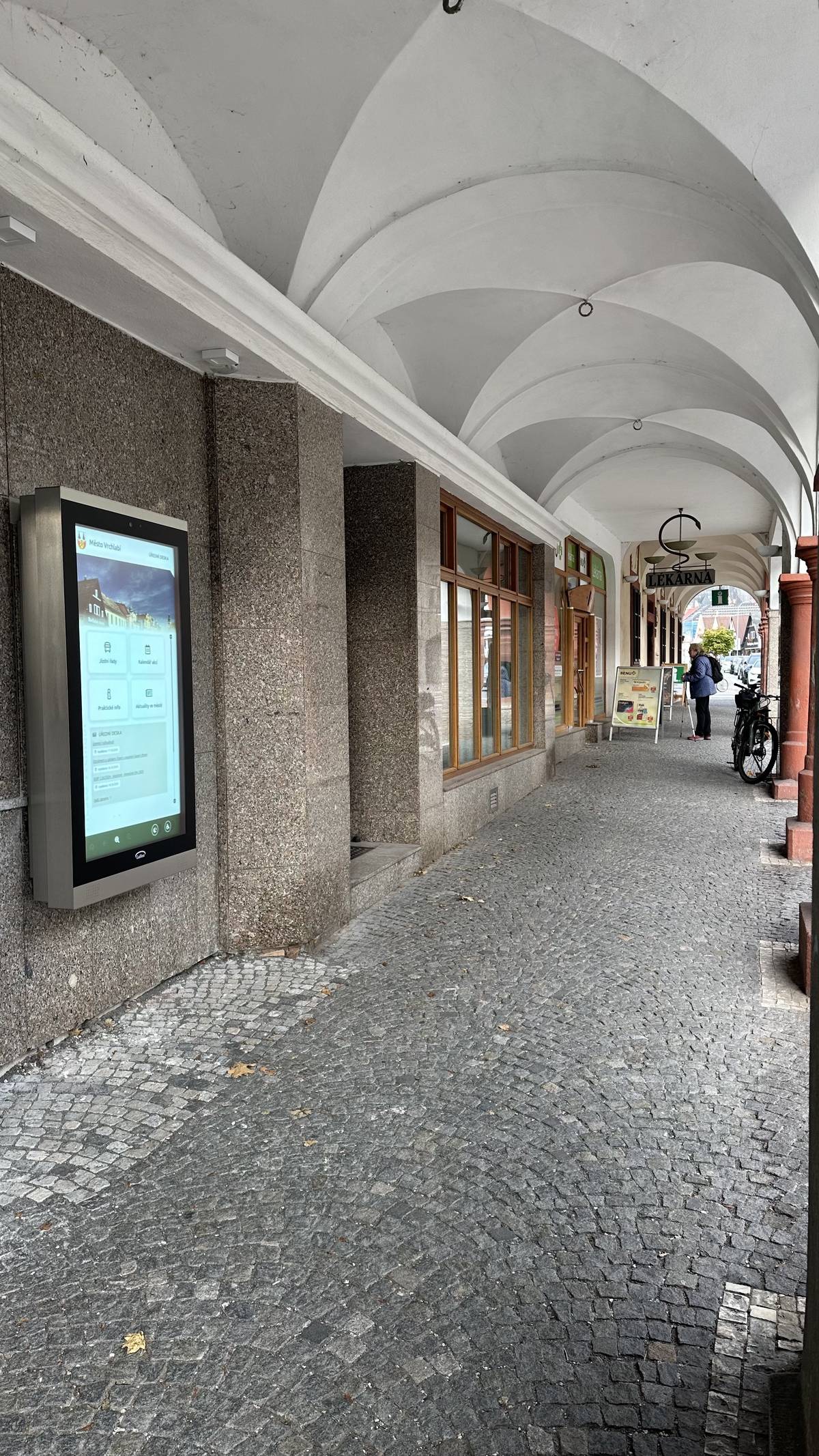 Neustále se snažíme být k vám blíž a poskytovat vám důležité informace z našeho města. Proto jsme se vydali cestou digitalizace, modernizace a začínáme fungovat nově i na digitální úřední desce. Cílem je co nejjednodušším způsobem zpřístupnit aktuální informace a dokumenty týkající se činnosti úřadu. Digitální úřední desku naleznete v blízkosti městského úřadu na adrese Krkonošská 10 (vedle lékárny Benu). A kromě důležitých informací z úřadu deska funguje i jako zdroj informací o městě pro návštěvníky. Můžete si zde vyhledat jízdní řády, kulturní program a tipy od infocentra. Toto elektronické zařízení vám poskytne k nahlédnutí všechny důležité dokumenty s tím, že je přístupné 24 hodin, 7 dní v týdnu. Navíc je digitální úřední deska čitelná v každém počasí, přístupná i pro seniory a lidi se zrakovým a tělesným znevýhodněním.  Věříme, že  vám tímto atraktivním způsobem zjednodušíme přístup k informacím.