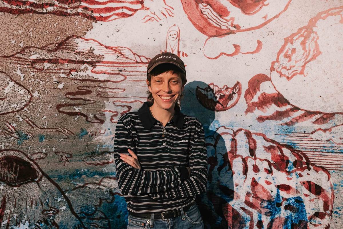 Marie Tomanová odcestovala z Mikulova do USA jako au pair, dnes fotí kampaně pro Nike, Instagram nebo pro časopisy jako Vogue CS. Její jméno znají více v zahraničí než v rodné zemi, která pro mladou malířku poskytovala málo příležitostí.