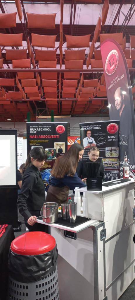 Žáci 8. a 9. třídy se zúčastnili veletrhu vzdělání v Chomutově.