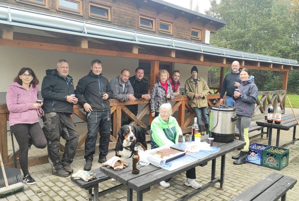 Podzimní brigáda ve sportovním areálu na Sokolské louce.