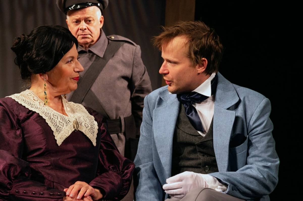 Obecní úřad vás zve na divadelní představení REVIZOR - režie Eva Holubová.Zájezd se koná v neděli 1.12.2024.Odjezd ve 14:00 od OÚ (dle zájmu možnost nastoupit v Peklovsi a nebo v Javornici). Cena 200 Kč / osoba.Více info a přihlášky p. Mrkáček - 778 735 552Brilantní satirická komedie, které léta neubrala nic na aktuálnosti, spíše naopak. V každé společnosti se vždycky najdou skrytí namyšlení úplatkáři i ustrašení pochlebovači, a mnohdy až teprve nevinný omyl odhalí skutečné charaktery a vztahy. Gogolův Revizor je zrcadlem nás samotných, zrcadlem, které se neposmívá, ale nutí ke smíchu, jako vytříbená anekdota, která uhodí hřebíček na hlavičku.https://www.studiodva.cz/repertoar/revizor/