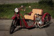 Kromě motorek Jawa nechybí ani spousta "čezet". Tou nejneobvyklejší je jistě 150 Orthopedia pro hendikepované z roku 1952 za vyvolávací cenu 65 tisíc korun.