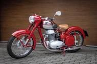 Šnek, tedy Jawa 500 OHC typ 15/00 z roku 1952, taktéž patří mezi sběratelsky oblíbené a především vyhledávané motorky. Tomu odpovídá i vyvolávací cena 790 tisíc korun. Stroj má za sebou také kompletní renovaci.