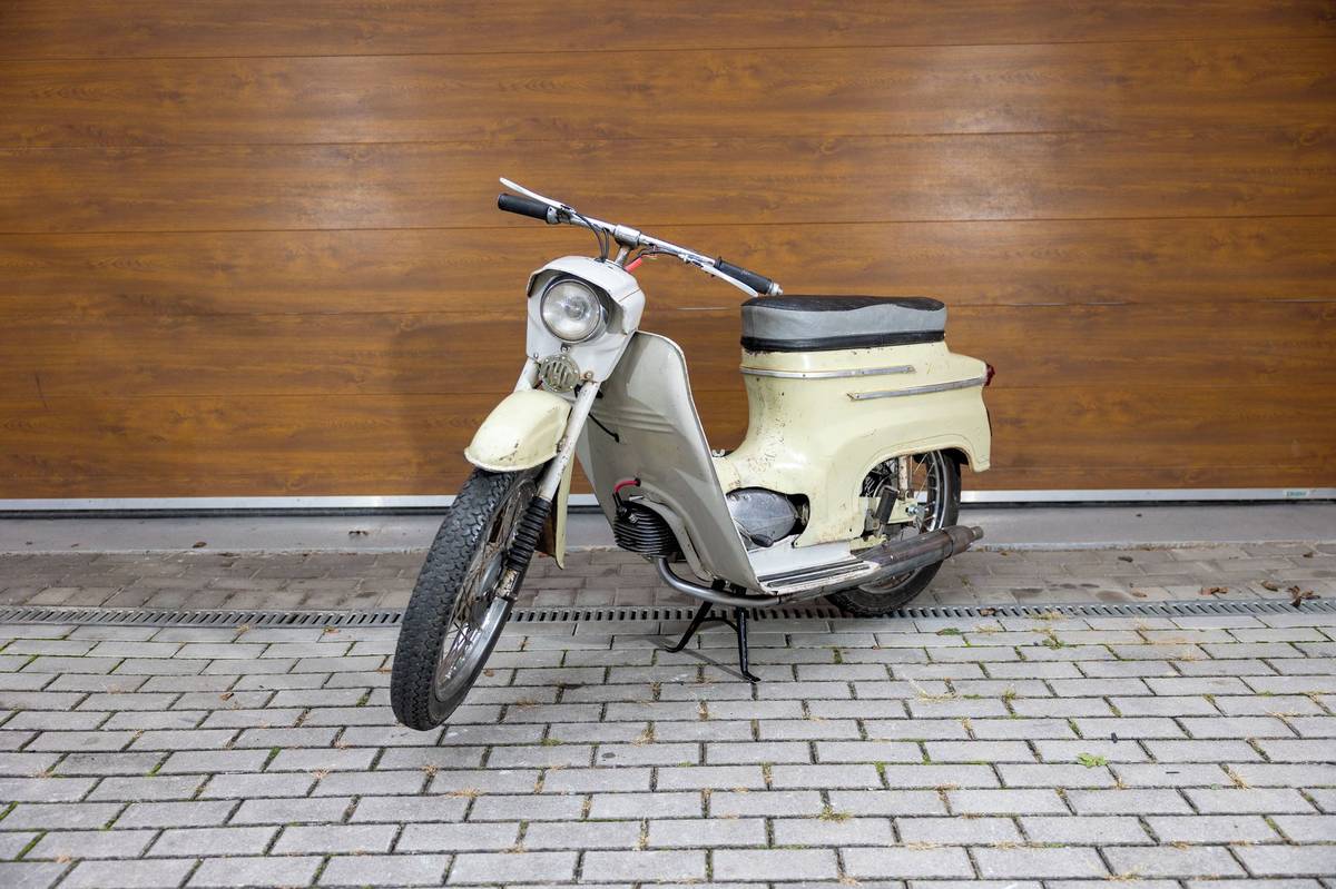 Hned několik motocyklů se bude na Retro Garáži 23. listopadu dražit od jedné koruny. Mezi nimi je i moped Stadion S11 z roku 1960. Připomeňme také, že ani jedno vozidlo nemá stanovenou aukční rezervu, tedy minimální cenu.