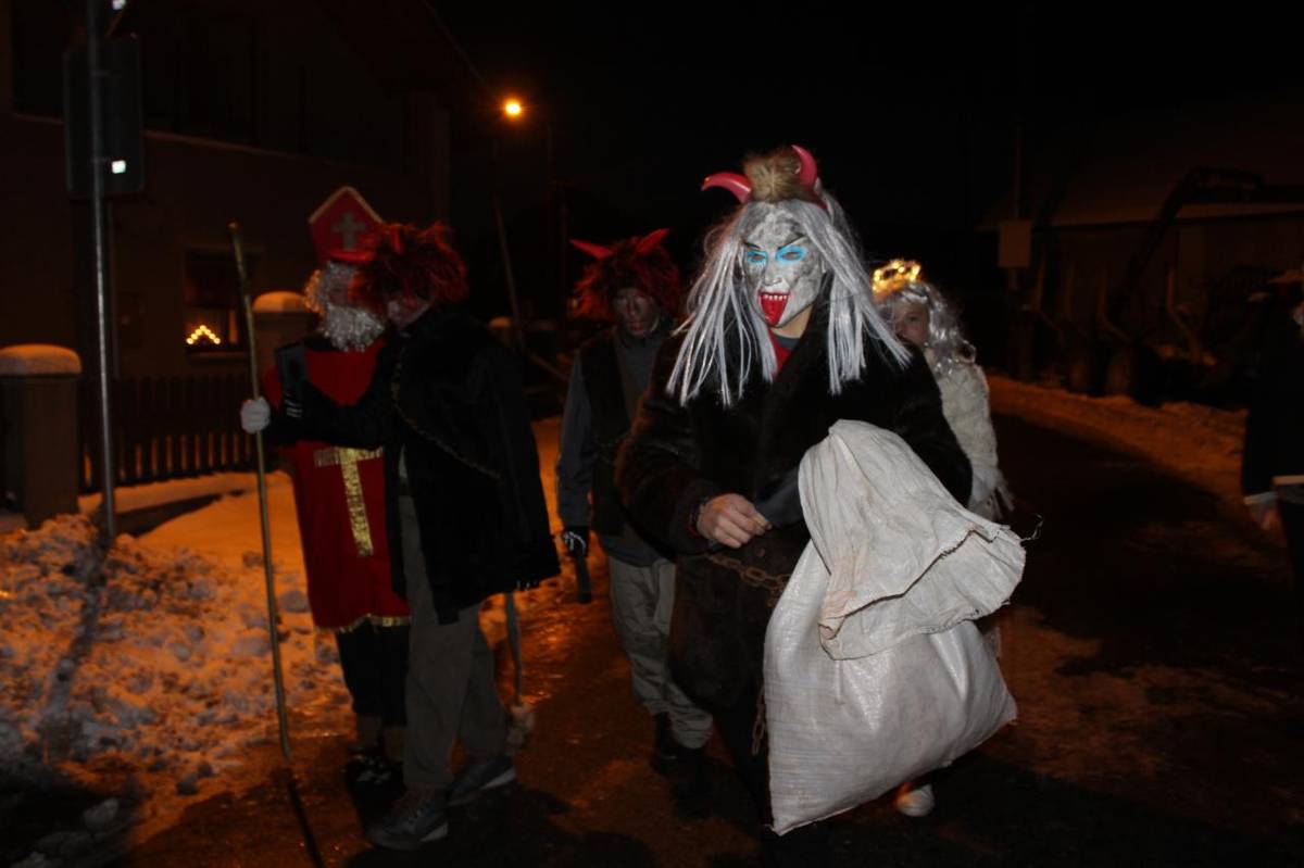 Mikuláš, anděl a čerti a jejich tradiční obchůzka dětí ve vsi