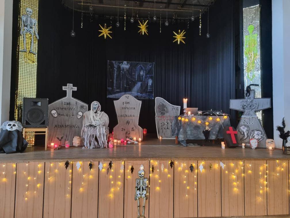 V neděli 3.11. proběhl v našem "kulturáku" Halloweenský karneval pro děti. Podívejte se, jak to tam vypadalo.