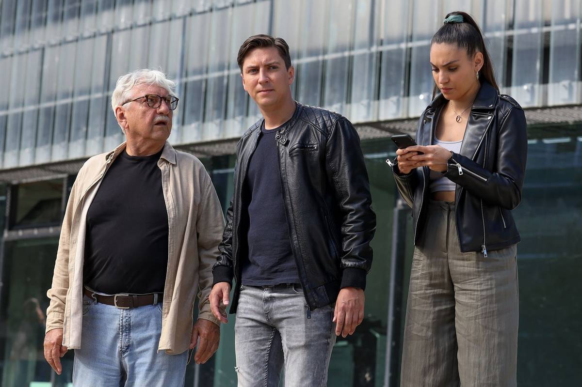 Na fotografii ze seriálu Záhadné případy, jehož další epizodu vysílá TV Nova tuto neděli večer, jsou Miroslav Donutil jako Jaroslav Sezemský, Martin Donutil v roli Petra a Sára Donutilová coby Klára.