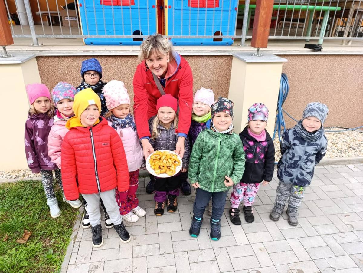 - dlabání a vyřezávání dýně   - pečení brambor  - úklid zahrady