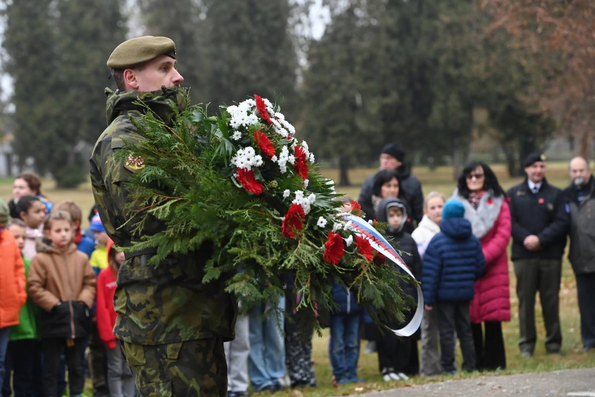 Pietní akt při příležitosti Dne válečných veteránů na vojenském hřbitově Černovír v Olomouci