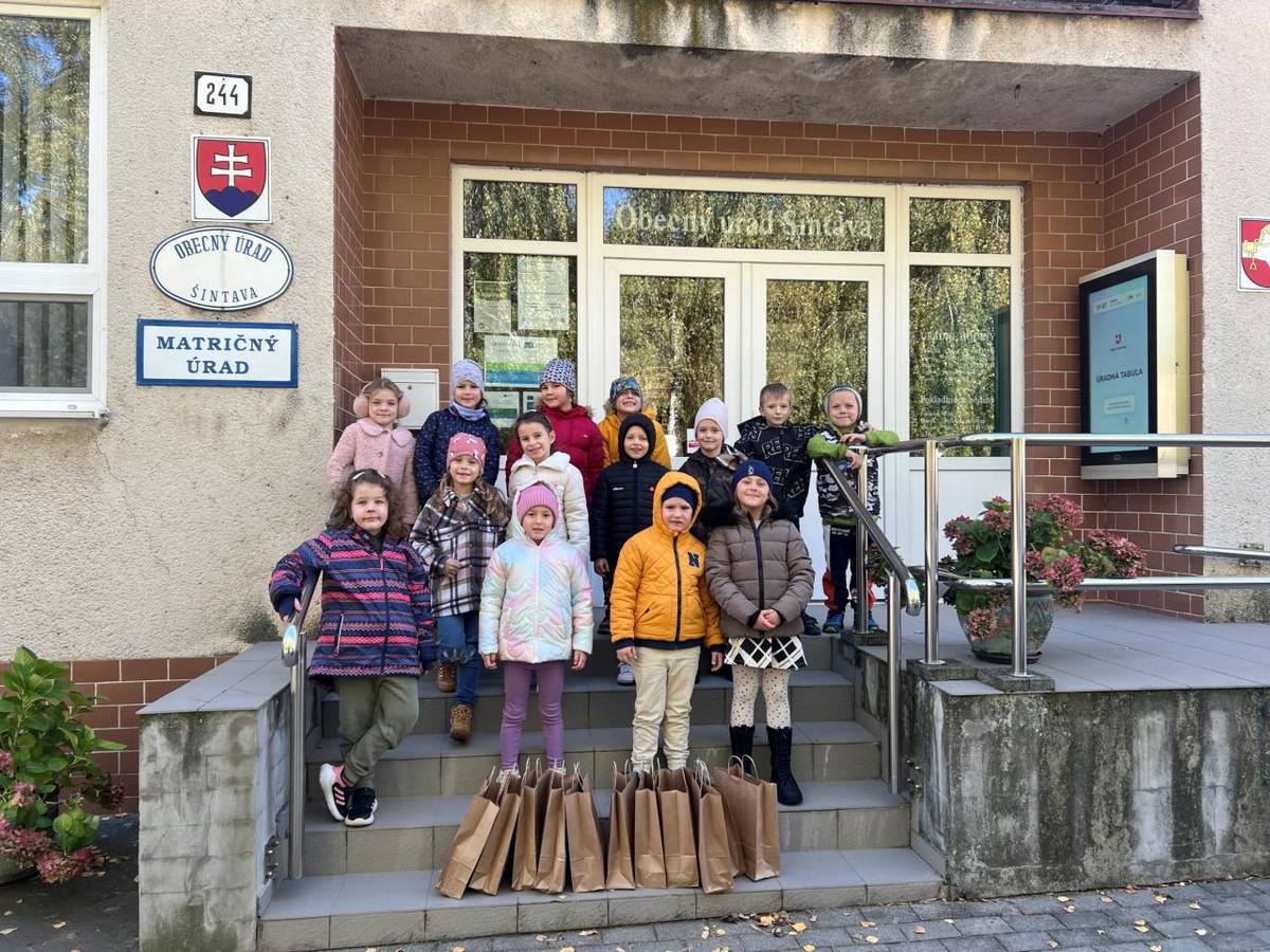 Žiaci školy pri rozdávaní balíčkov pre seniorov v rámci mesiaca úcty k starším.