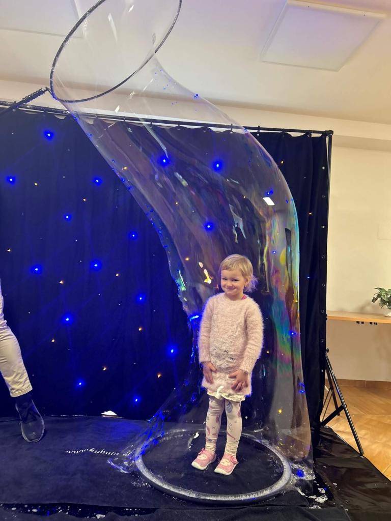 Děti pomáhaly kouzelníkovi s kouzly.