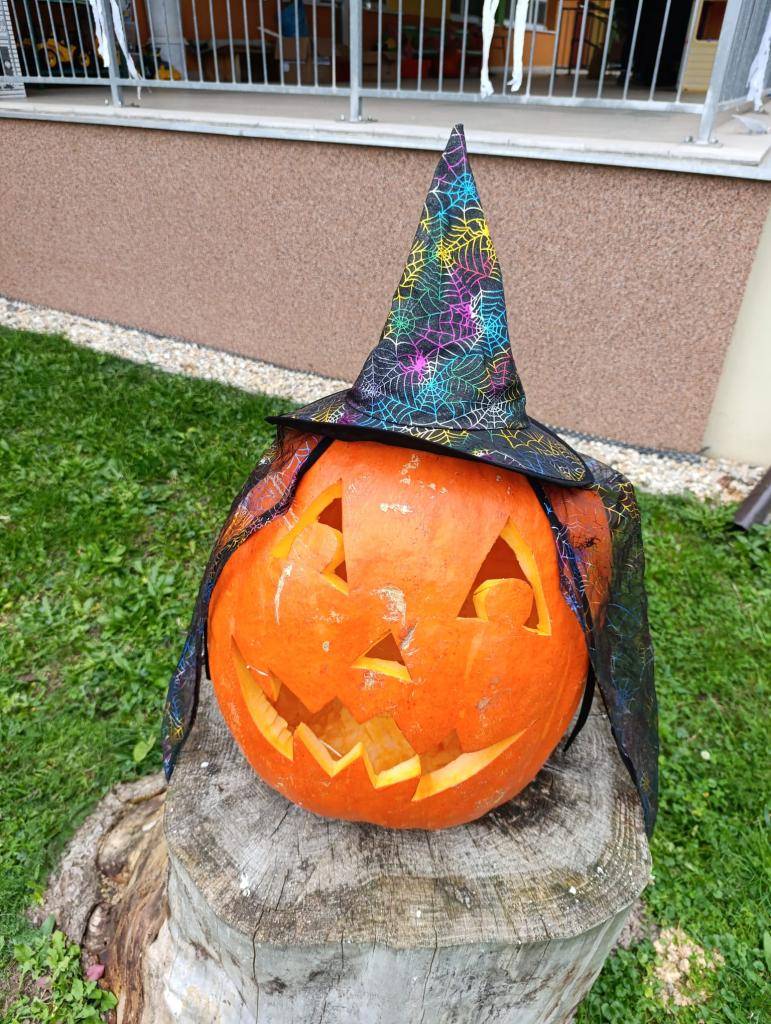 Dýně támhle, dýně tady,  vydlabané mají hlavy.  Je totiž ten svátek známý,  Halloween teď každý slaví.    Děkujeme, že jste přišli...
