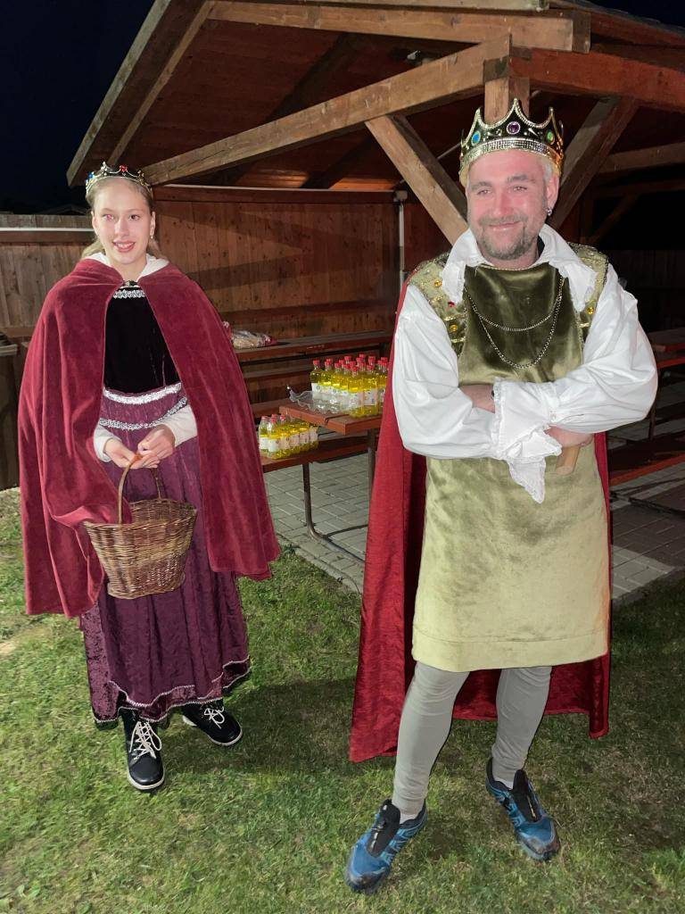 Na závěr lampionového průvodu byly děti pasovány králem na rytíře světla a od královny dostali odměnu.