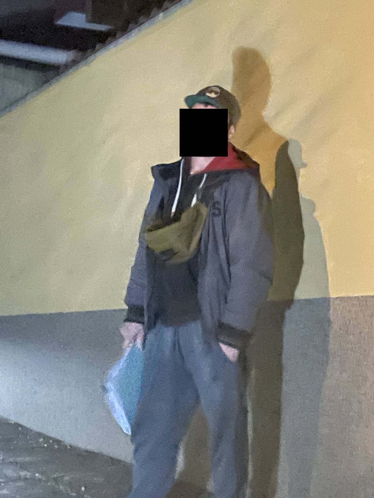 Vážení spoluobčané, včera 7.11.2024 ve večerních hodinách se po naší obci pohybovala tato podezřelá osoba (viz. obrázek). Z tohoto důvodu Vás vyzýváme, aby jste byli obezřetní, zabezpečili si svůj majetek a věnovali zvýšenou pozornost cizím osobám, které se po naší obci pohybují. V případě, že tuto osobou spatříte v naší obci, volejte ihned PČR.