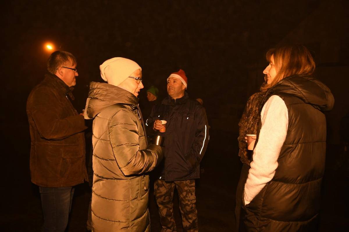 V neděli 27.12.2022 jsme společně oslavili 1. adventní neděli na obecní návsi. Společně jsme se zahřáli teplým svařeným vínem, dětským punčem a hlavně sousedskou vřelostí a přátelstvím.  Naše příjemné setkání zdokumentoval místní rodák Pavel Báni, kterému děkujeme za velmi povedené fotografie.