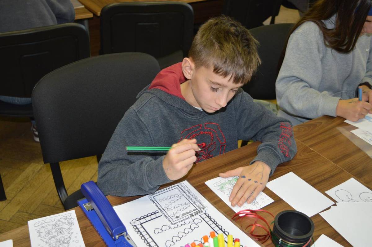 Dňa 07.11.2024 strávili naše deti tvorivé popoludnie a vyrábali vianočnú knižku pre seniorov od detí z Centier pre deti a rodiny. Táto aktivita je súčasťou projektu, ktorý je realizovaný v spolupráci s neziskovou organizáciou Panta Rhei a občianskym združením Koľko lásky.