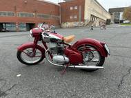 Na 500 OHC je jede příjemně, konkrétní kousek po renovaci ale potřebuje rozjezdit, má zatím tužší spojkovou páčku, nic pro slečinky.