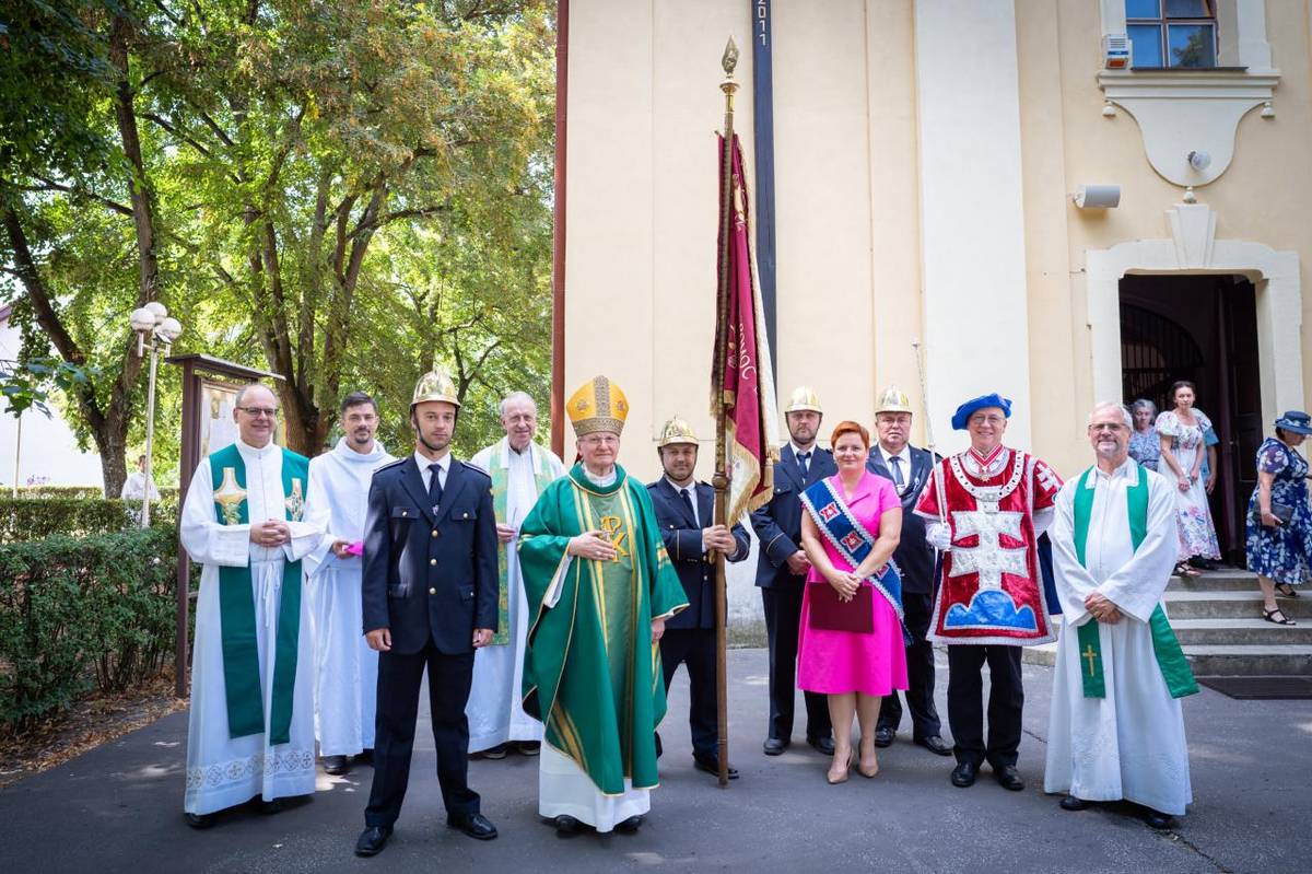 Slávnostné požehnanie insígnií vo farnosti v Šintave dňa 1.9.2024 počas svätej omše pomocný biskup Mons. Jozef Haľko pri príležitosti 790. výročia farnosti Šintava.  Fotil: Róbert Horáček