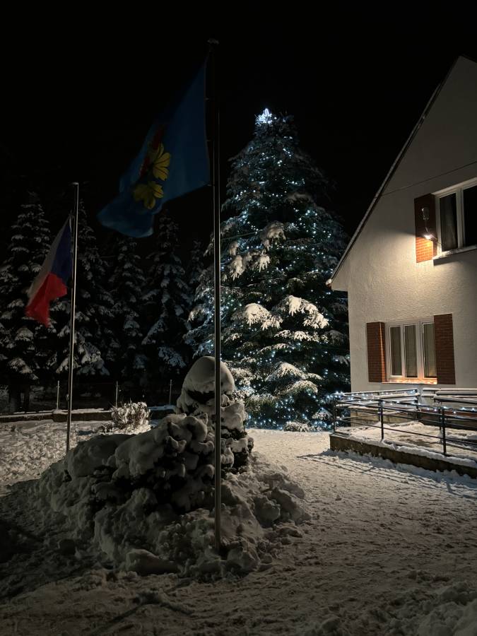 Obecní úřad zve všechny občany na tradiční rozsvícení vánočního stromečku.Akce se koná v pátek 29.11. od 18:00 hod.Vánoční koledy zahraje na housle Mirka Mrkáčková.Přijde i Mikuláš s čerty a andělem.Letos budeme soutěžit o nejlepší vánočku.Pro všechny bude připraveno tradiční občerstvení.Více informací v plakátu níže.Těšíme se na společné setkání.             rozsvícení vánočního stromečku pdf(PDF, 242 kB)