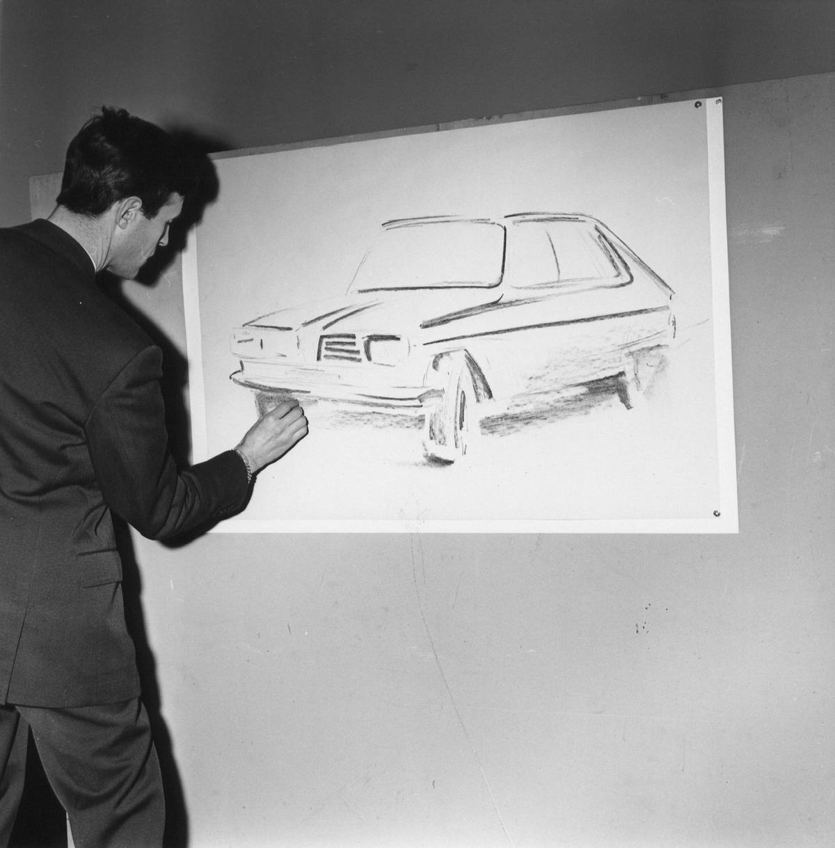 Na jaře 1961 tehdejší šéf Renaultu Pierre Dreyfus s ideou nového rodinného auta. To mělo kombinovat eleganci sedanu a praktičnost kombi.
