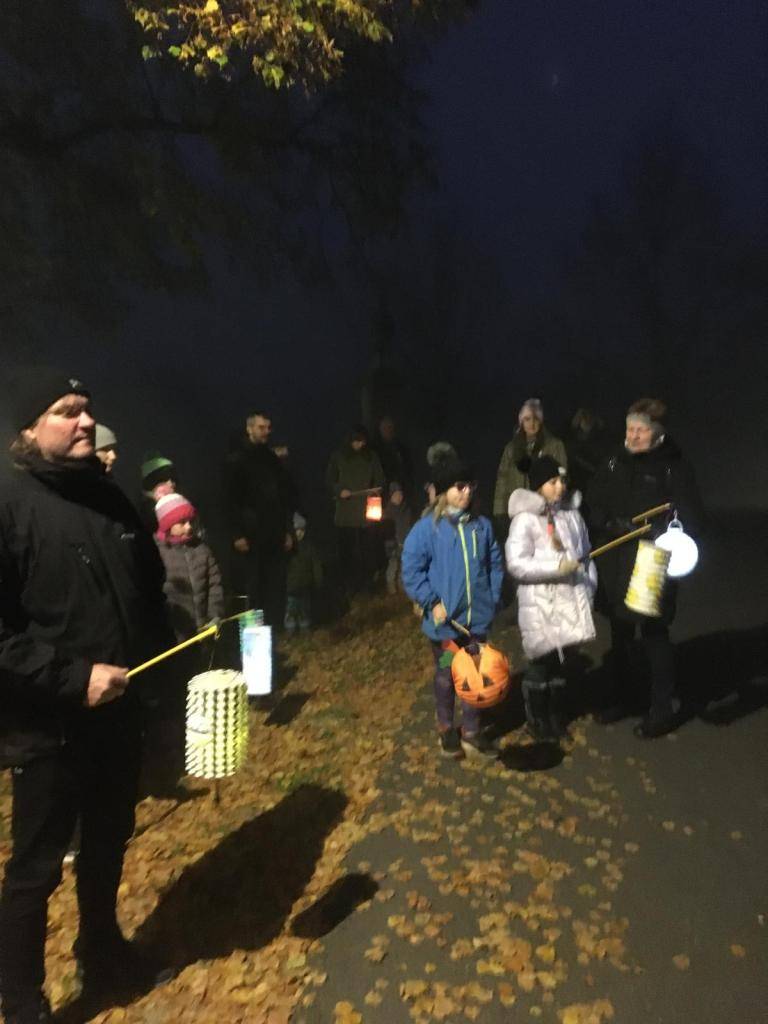 V sobotu 9.11.2024 obec Břežany pořádala lampionový průvod. Průvod s rozsvícenými lampiony prošel celou vesnicí a končil v místním hostinci, kde na děti čekalo vystoupení uváděné Radkem Jarešem, při kterém bylo předvedeno Jindřichem JOO 17 papoušků. Děti měly jedinečnou možnost si papoušky užít.