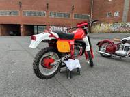 Bitrak je pro vysoké jezdce, nebo se musíte naučit rychle seskočit.