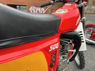 Na zem totiž drobnější motorkář nedosáhne.