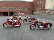 Dvě červené, dvě vínové. Čtyři Jawy, které by si každý sběratel přál ve sbírce.