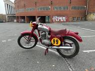 Závodní Libeňák. Vznikaly 250 i 350 a Jawa se s nimi chtěla předvést v soutěžích a dokázat, že stroje jsou velmi odolné.