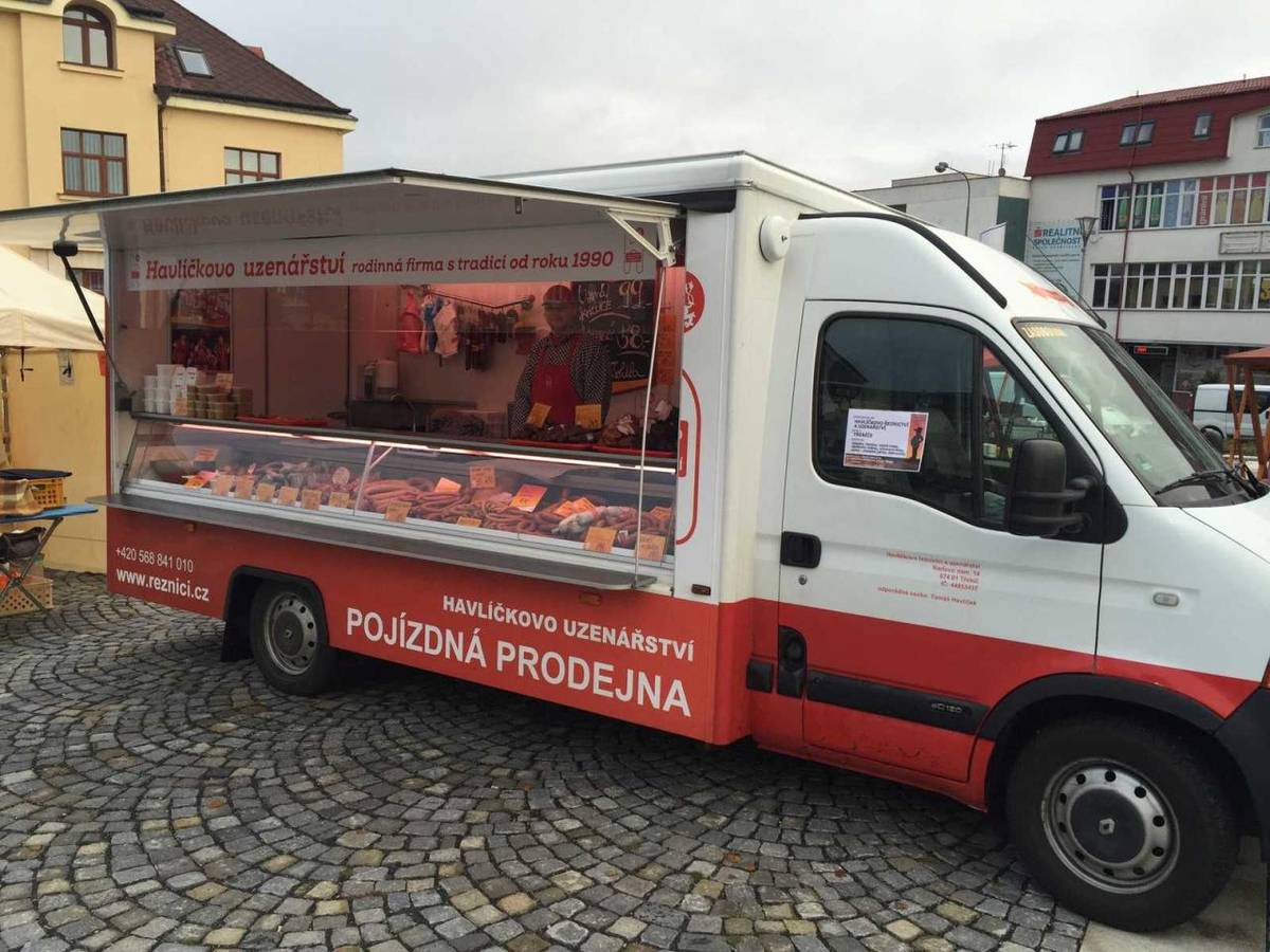 Havlíčkovo uzenářství Třebíč oznamuje, že každé úterý od 8:15– 8:40 hodin před Kapličku přijíždí pojízdná prodejna, která nabízí maso a masné výrobky.