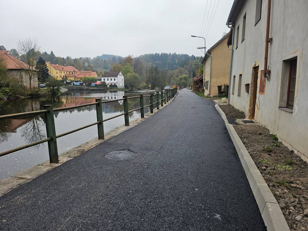 Dokončili jsme projekt „Oprava místní komunikace Nábřeží / Latrán“.  Projekt byl v roce 2024 realizován za finanční podpory Jihočeského kraje. Děkujeme.