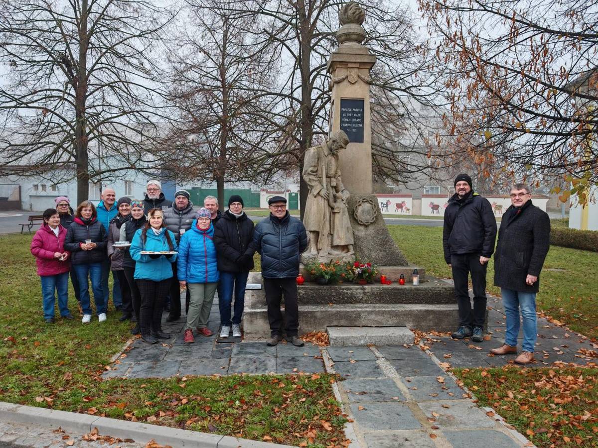Položení kytice k pomníku padlých z 1. světové války.
