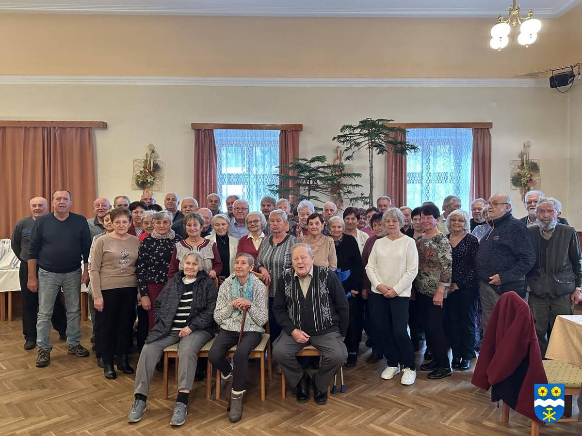 Děkujeme všem seniorům, kteří se přišli pobavit, zazpívat a hlavně setkat se, se svými kamarády, sousedy a spoluobčany. Jako vždy na nás čekalo výborné jídlo a pití ve Zvoničce, hezký program dětí ze školy a lidové písničky doprovázené akordeonem.