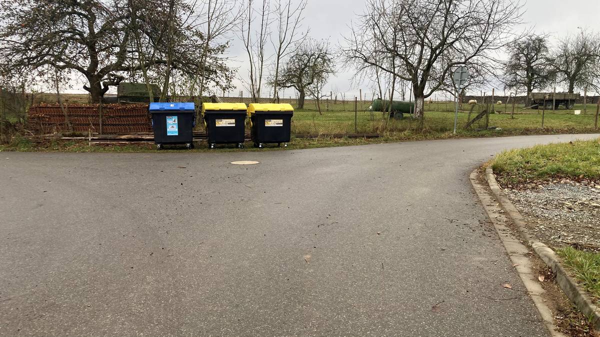 Bylo zřízeno nové stanoviště pro kontejnery na tříděný odpad. Je u Vackovy zahrady na cestě k parcelám u hřiště, a najdete zde dva kontejnery na plasty a jeden na papír.