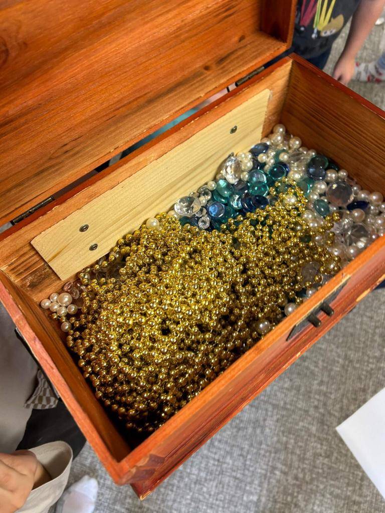 Děti ze třídy Ježků tvořily pohádkové postavy.