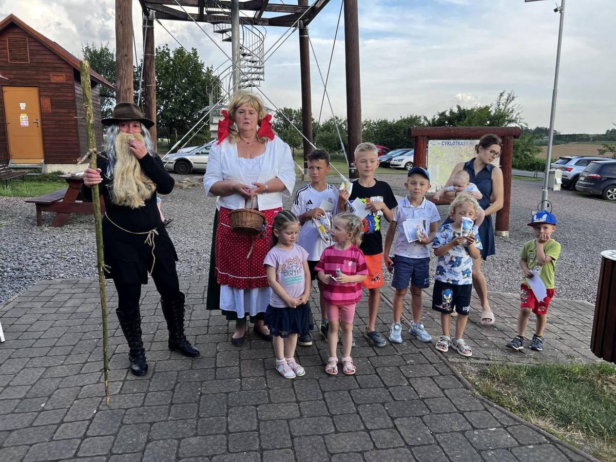 Tradiční putování Vrbicí, kde děti potkávají pohádkové postavy.