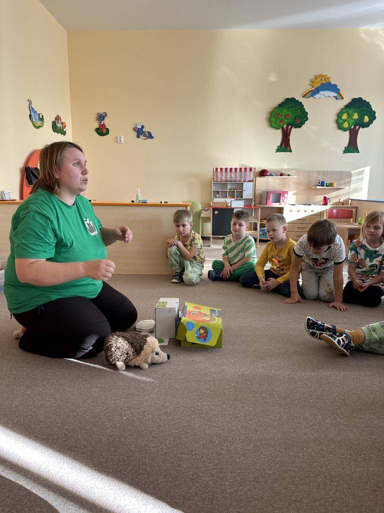 Lesní putování s ježkem Bodlinkou bylo velmi zábavné a zajímavé. Poslechli jsme sk  podrobný popis a zajímavosti z života ježka (obživa, úkryt, predátoři...), rozdíl mezi ježkem západním a východním a na závěr, jako velké překvapení, jsme mohli pozorovat a pohladit živého ježečka Jůlinku :)