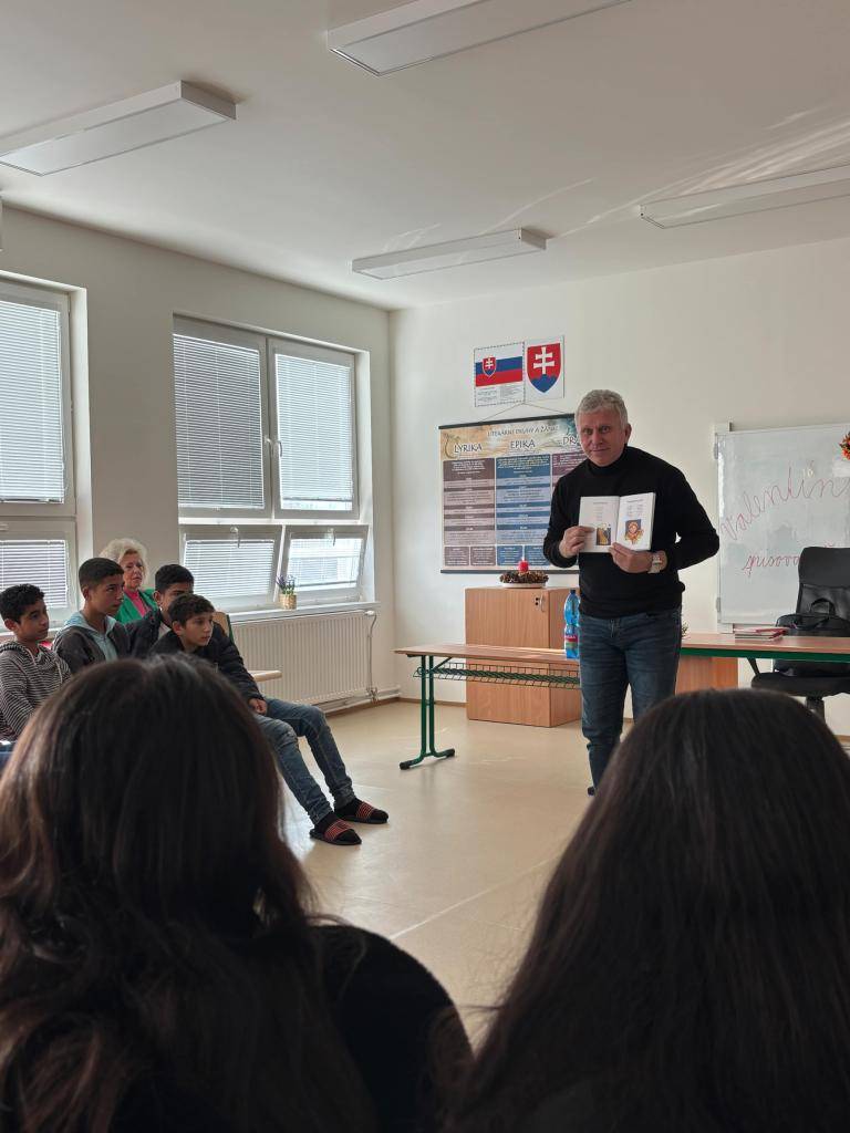 Dňa 7. novembra 2024 sa na našej základnej škole uskutočnila zaujímavá beseda so spisovateľom Valentínom Šefčíkom.