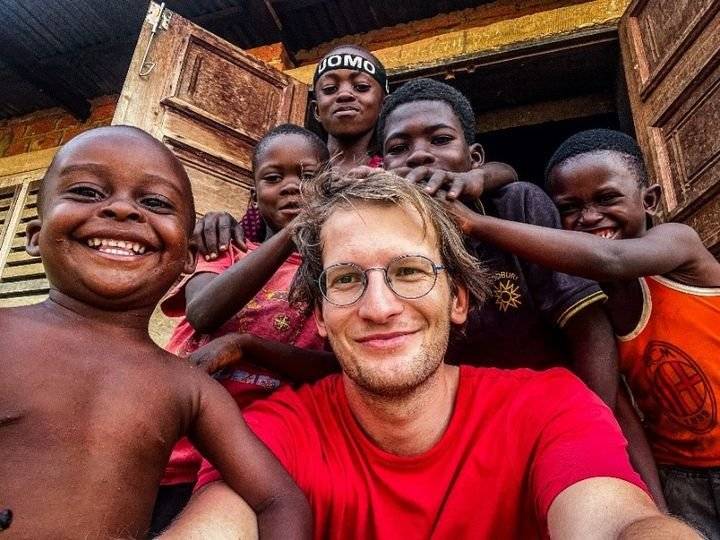 Knihovna městyse Malšice pořádá cestovatelskou přednášku Kongo Tadeáš Šíma Galerie městyse Malšice 13.11.2024 od 18.00 hodin   Poutavé vyprávění o Tadeášových třech cestách do země pod rovníkem na Africkém kontinentu. O boji proti pytláctví, ale i o nádherné a stále divoké přírodě, kterou má cenu chránit. Během přednášky budeme objevovat Kongo ze sedla bicyklu, ocitneme se na pytláckých stezkách, ale také na stopě vzácným druhům divokých zvířat. Podíváme se do národní rezervace Tsoulou, ve které je výrazně obtisklá česká stopa a ochutnáme zblízka rozmanitost konžské kultury. K dostání budou Tadeášovy knihy Na kole přes Afriku a Doma na cestách Délka přednášky: 90 minut.