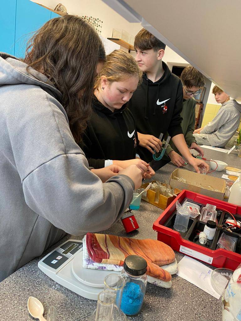 Ve výuce chemie v 8. třídě jsme se zaměřili na stavbu atomu a v 9. třídě jsme se posunuli k praktické ukázce elektrolýzy.