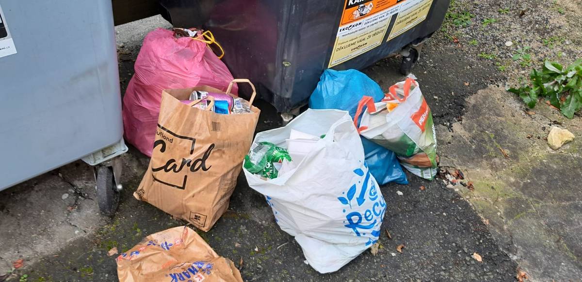 Upozornění pro občany. U kontejnerů na tříděný odpad, se už po několikáté našel nevytříděný odpad. Žádáme tímto občany, aby odpad třídily do kontejnerů. Jestli že se tento problém bude opakovat bude prostor kontejnerů vybaven kamerovým systémem.