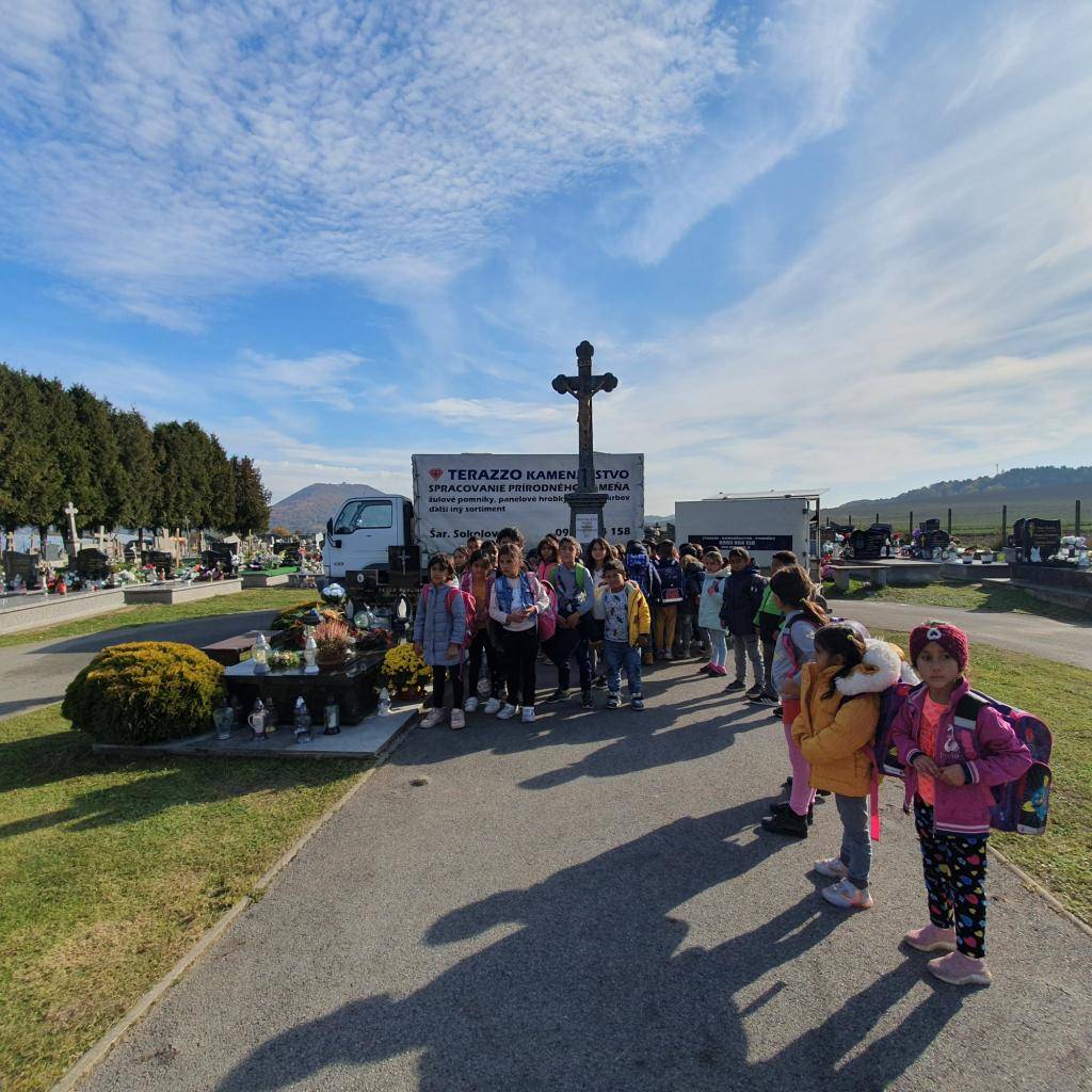 Sviatok všetkých svätých tradične symbolizuje návšteva cintorínov, ozdobovanie hrobov, pálenie sviečok a spomienok na zosnulých rodinných príslušníkov a známych, a preto sme si aj my pripomenuli sviatok všetkých svätých návštevou cintorína.